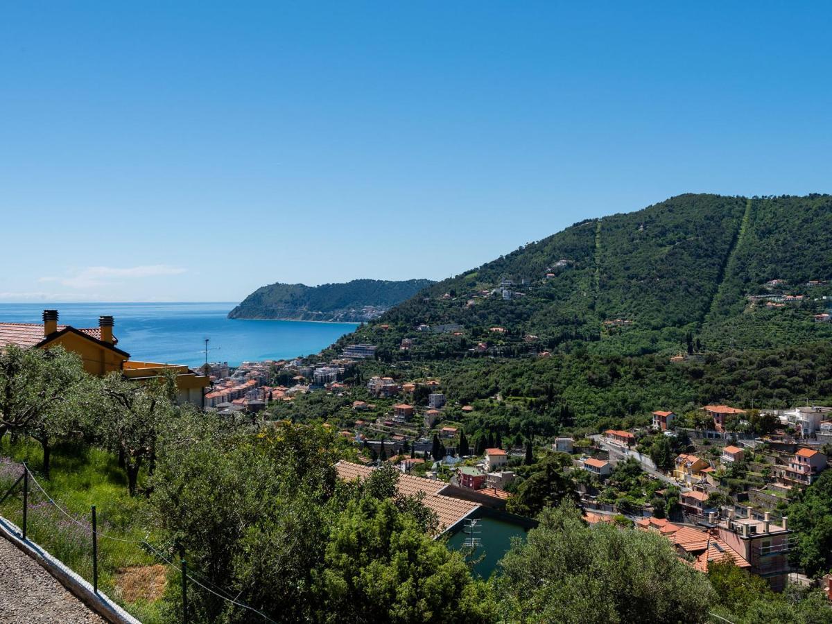 Hanbury With Swimming Pool And Parking In Appartamento Alassio